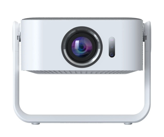 Biały projektor z obiektywem i stojakiem. Ma przycisk zasilania i otwory wentylacyjne. Soczewka odbija fioletowe odcienie.