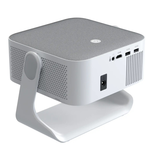 Biały i szary projektor. Ma szarą górę, biały korpus i zakrzywioną podstawkę. Widoczne są porty i wejście zasilania.