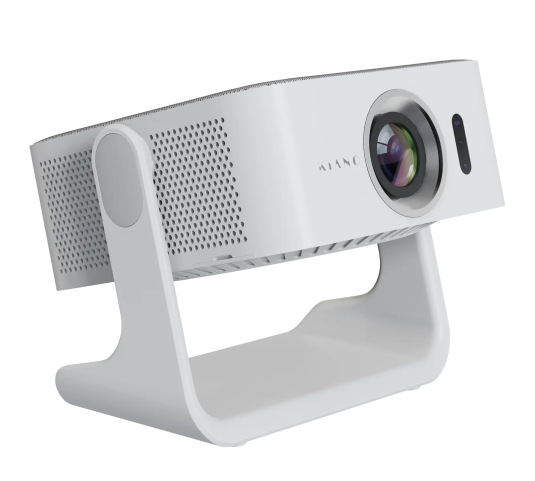 Biały projektor z obiektywem i otworami wentylacyjnymi, zamontowany na białym stojaku. Widoczna marka 'AIANO'.