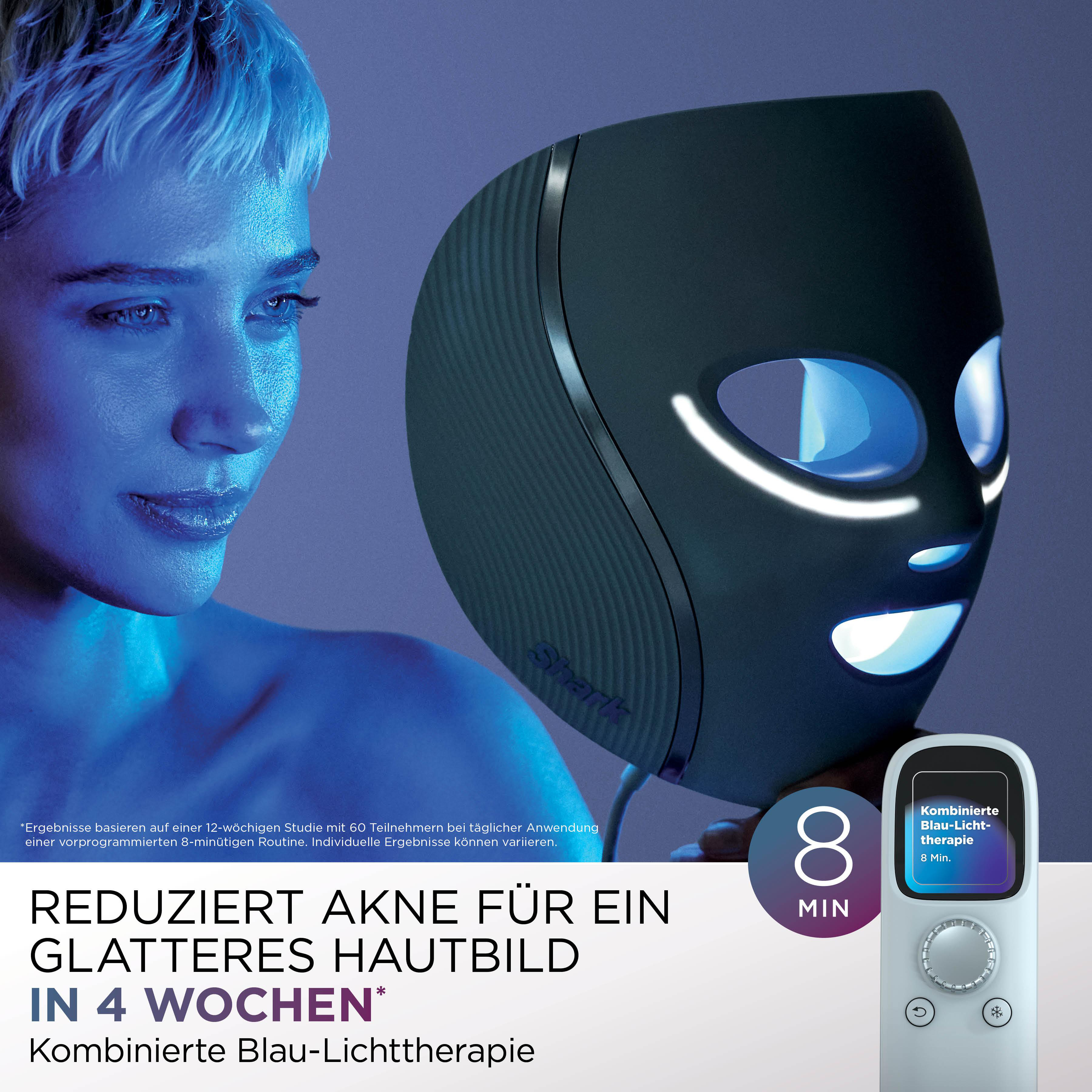 Eine Frau mit blauem Licht im Gesicht, die eine schwarze Maske mit einer Fernbedienung trägt.