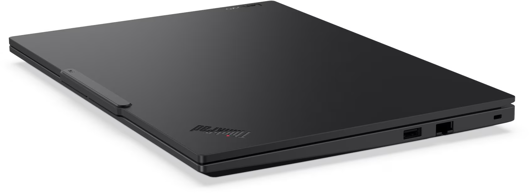 Egy fekete Lenovo Thinkpad laptop látható, zárva és enyhén megdöntve. A Lenovo és a Thinkpad logók láthatók.