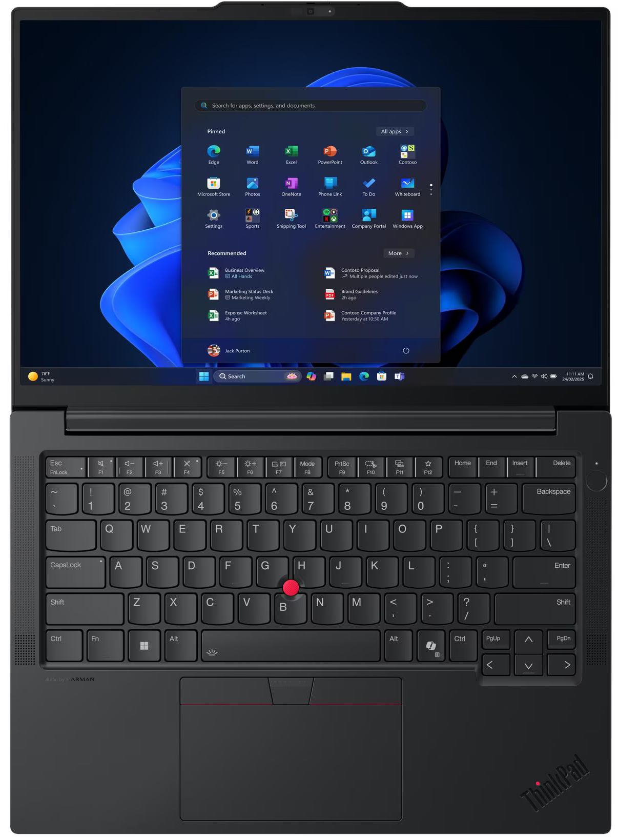 Laptop nyitott Windowsszal, alkalmazásokat mutatva. Billentyűzet előtérben, érintőpad alatta. Fekete-szürke színvilág.