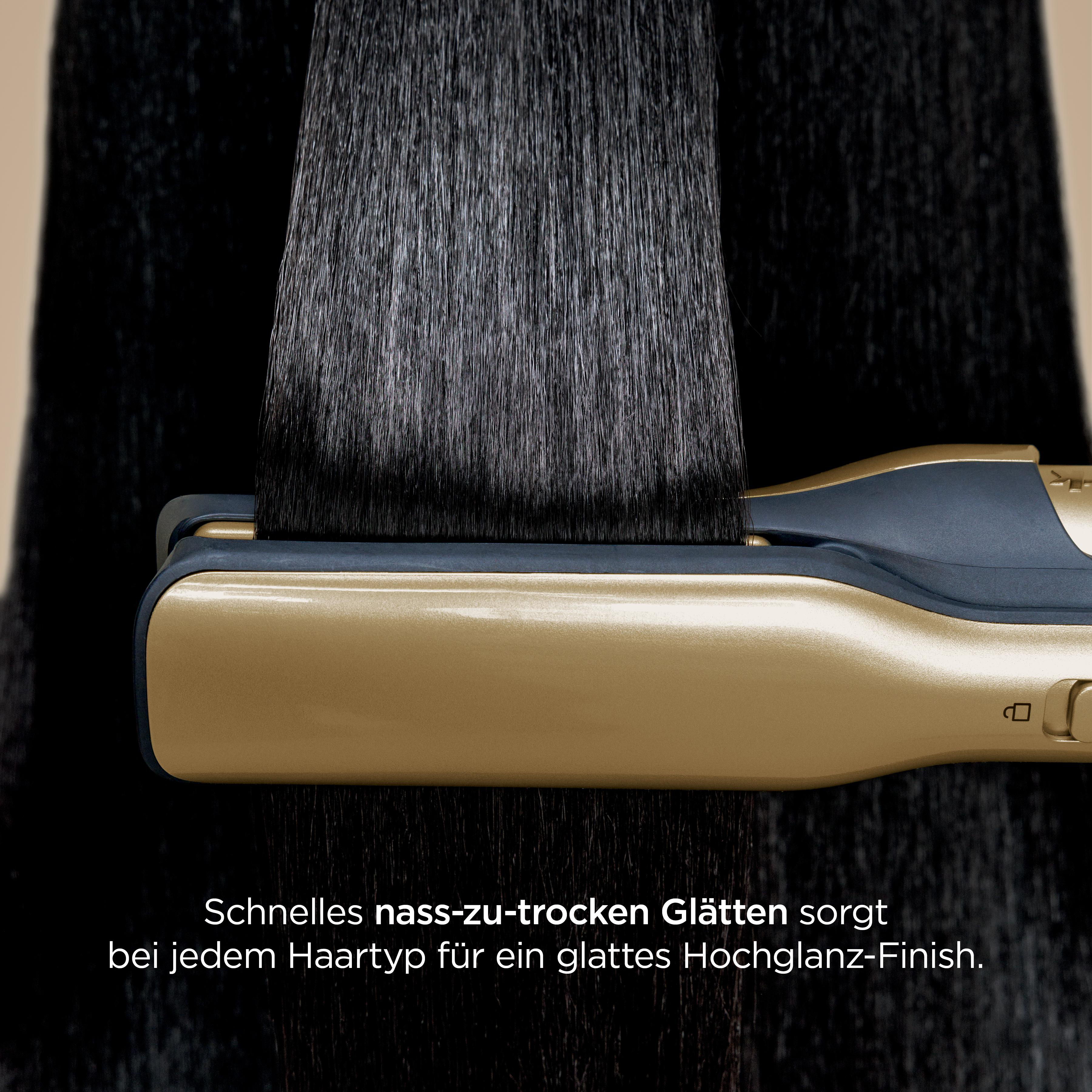 Nahaufnahme von Haaren, die mit einem gold-schwarzen Glätteisen geglättet werden. Das Haar ist schwarz und glänzend.