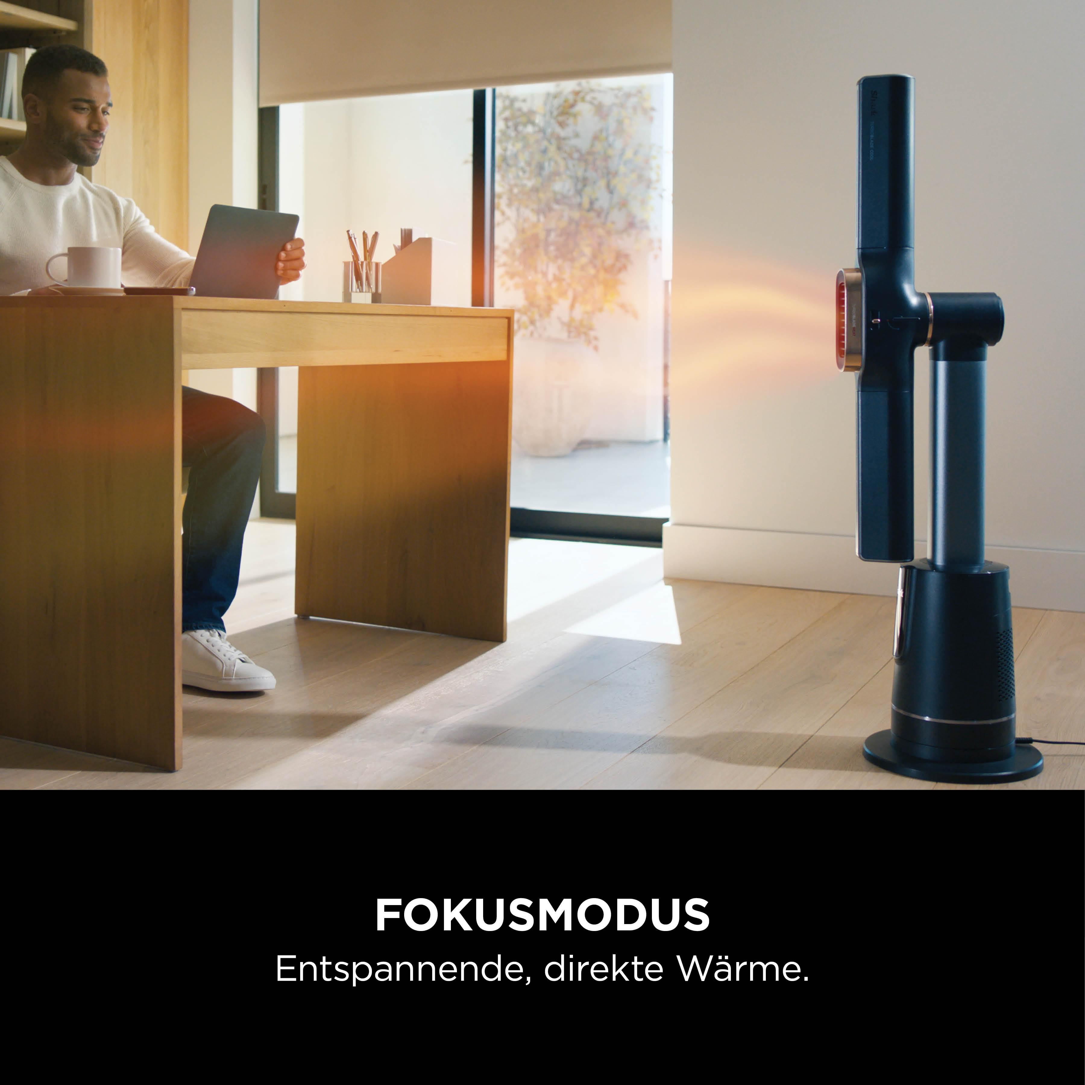Ein Mann arbeitet am Laptop. Ein schwarzer Heizlüfter rechts. Text: Fokusmodus, entspannende, direkte Wärme.