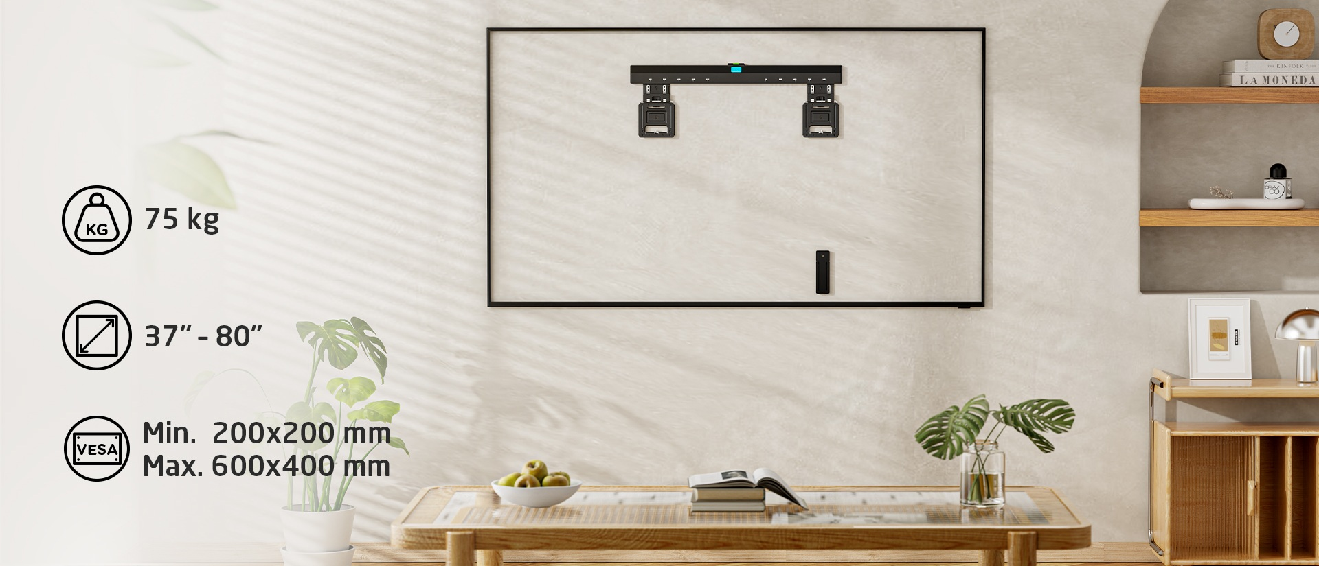 Uchwyt TV jest wyświetlany na ścianie. Ikony informacyjne pokazują wagę, rozmiar i standardy VESA. Stół z dekoracją na pierwszym planie.