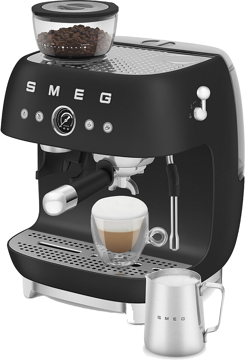 Schwarze Smeg Espressomaschine mit Kaffeebohnen, einer Tasse Cappuccino und einem Milchaufschäumer.
