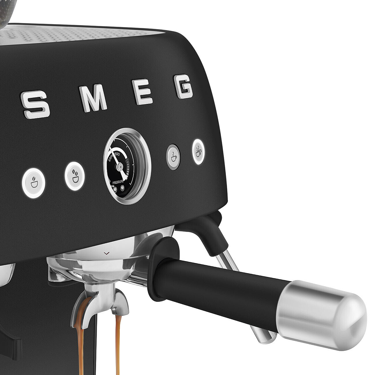 Eine schwarze SMEG-Espressomaschine ist abgebildet. Sie hat ein Manometer und Knöpfe. Kaffee fließt aus dem Siebträger.