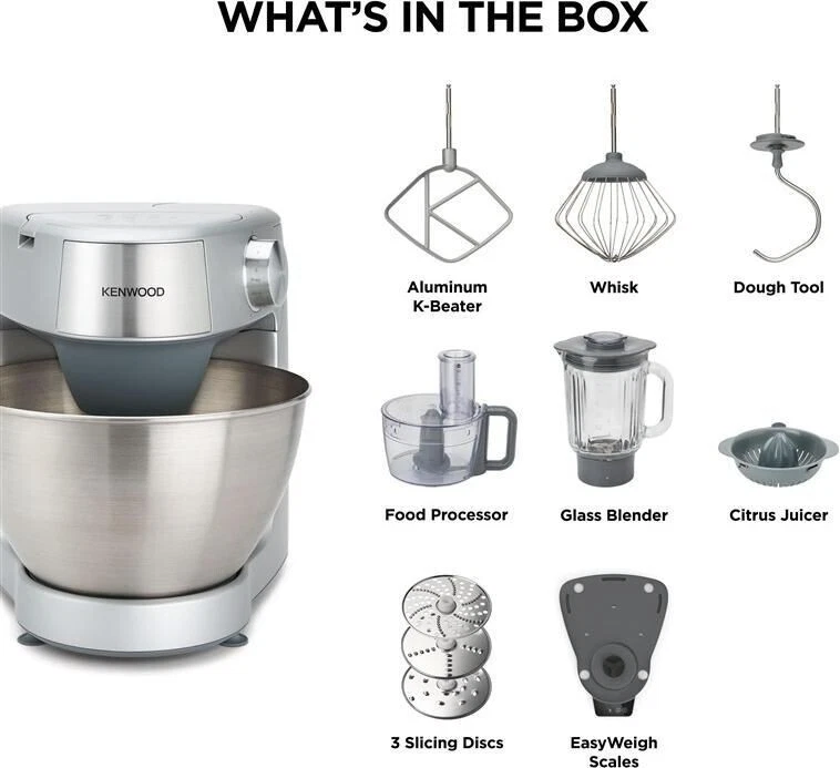 Ein Kenwood-Küchenmixer mit Zubehör: Schneebesen, Knethaken, Mixer, Zerkleinerer, Zitruspresse, Schneidscheiben und Waage.