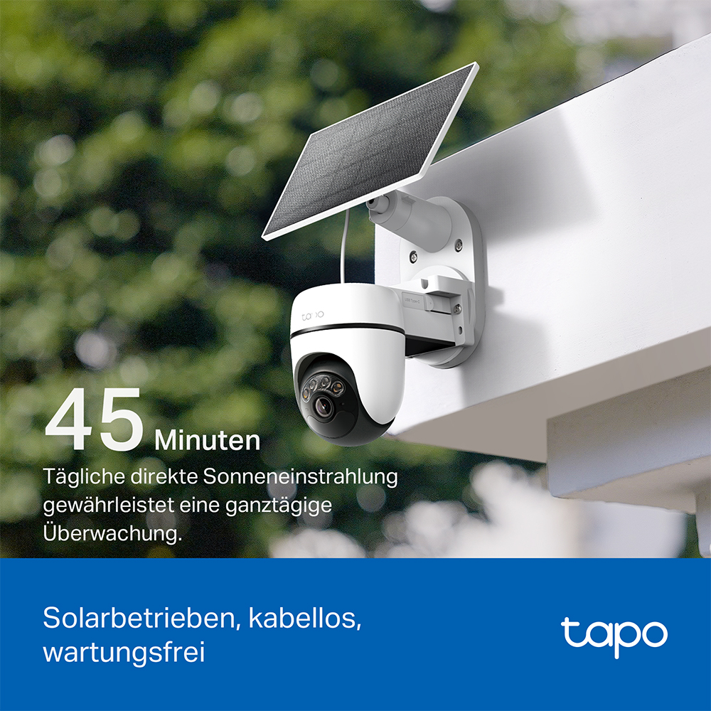 Eine weiß-schwarze Überwachungskamera mit Solarpanel. Sie ist auf einer weißen Oberfläche mit grünem Hintergrund montiert.