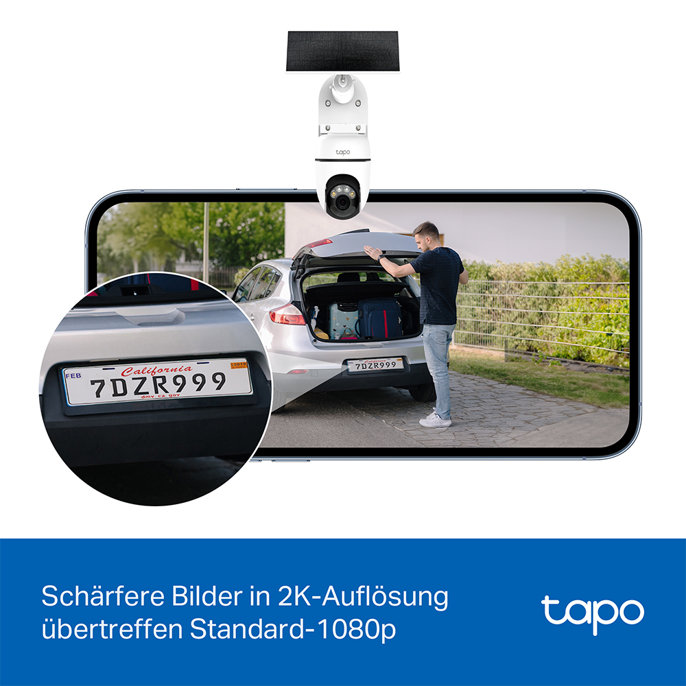 Ein Mann steht am offenen Kofferraum eines Autos, das auf einem Bildschirm angezeigt wird. Eine Überwachungskamera ist montiert.