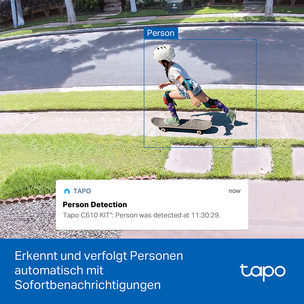 Eine Person auf einem Skateboard mit Helm wird durch ein blaues Feld hervorgehoben. Gras und Straße im Hintergrund. Tapo-Logo unten.
