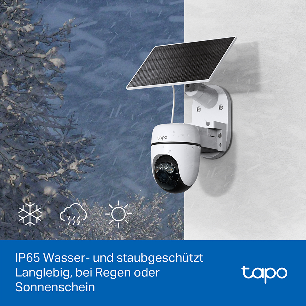 Eine weiße Tapo-Überwachungskamera mit Solarpanel, an einer Wand montiert. Auf der linken Seite schneit es.