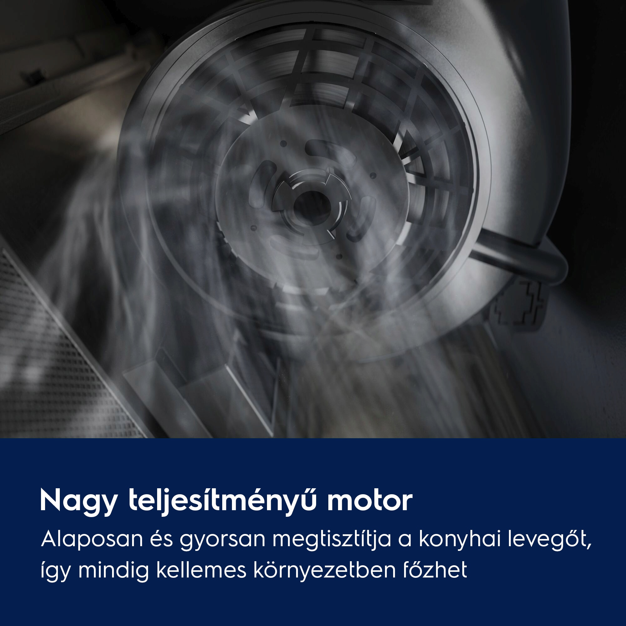 A ventilátor közeli képe hálós fedéllel. Füstszerű hatás látható. Alsó szöveg: Nagy teljesítményű motor.