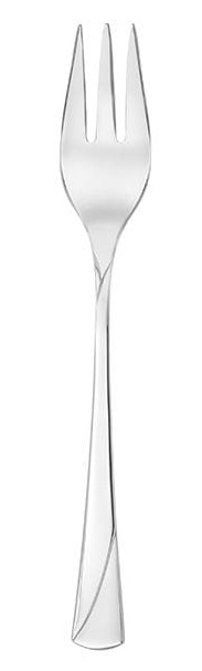 Zbliżenie srebrnego widelca z trzema zębami. Widelec ma długą, smukłą rączkę z zakrzywionym wzorem.