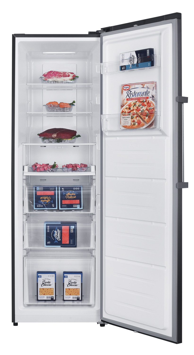 Congelador abierto con varios alimentos congelados: carne, pescado, pizza y queso. Estantes y cajones llenos de productos.