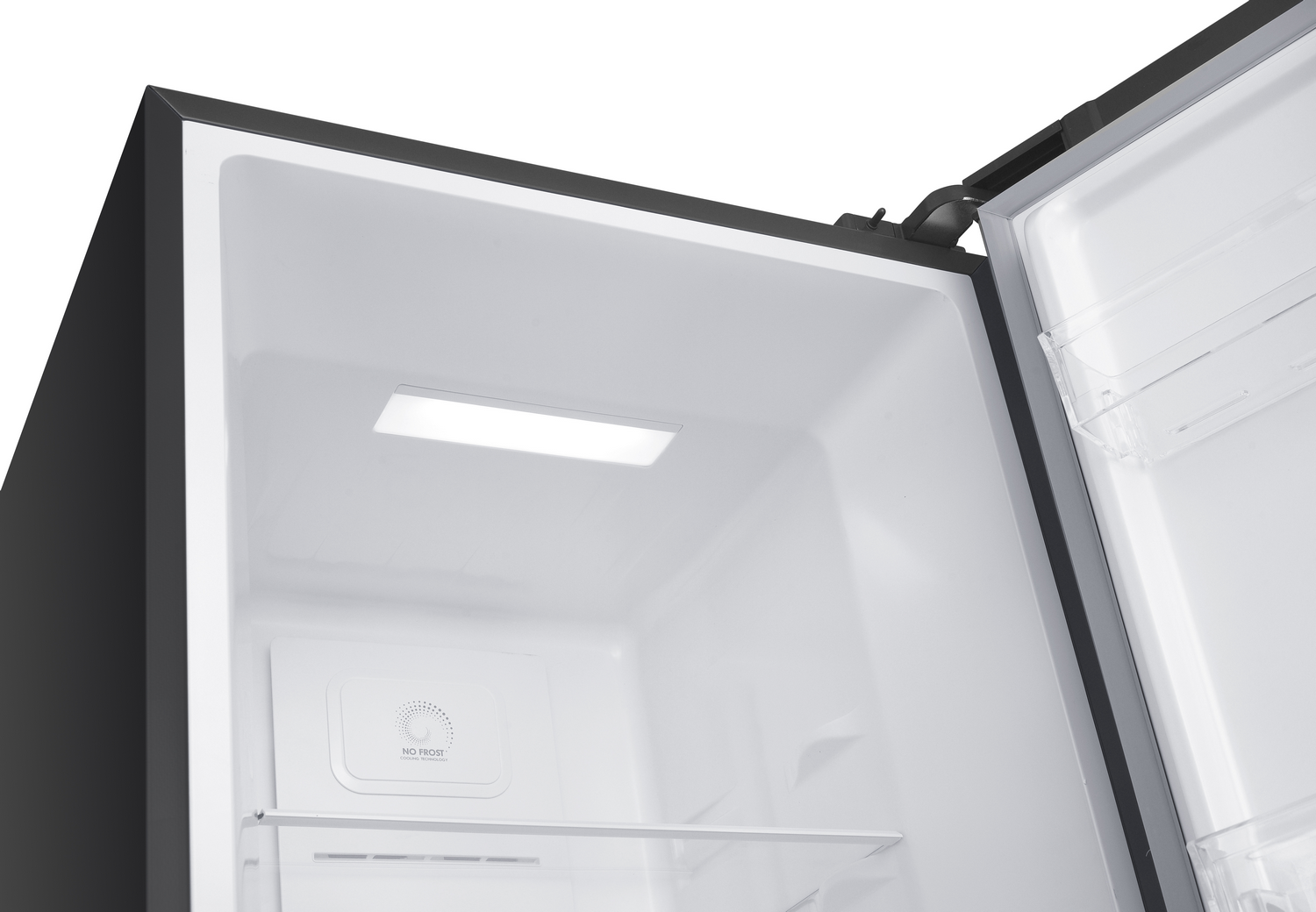 Interior de refrigerador abierto. Interior blanco con luz. Se ve un estante y un panel 'No Frost'.