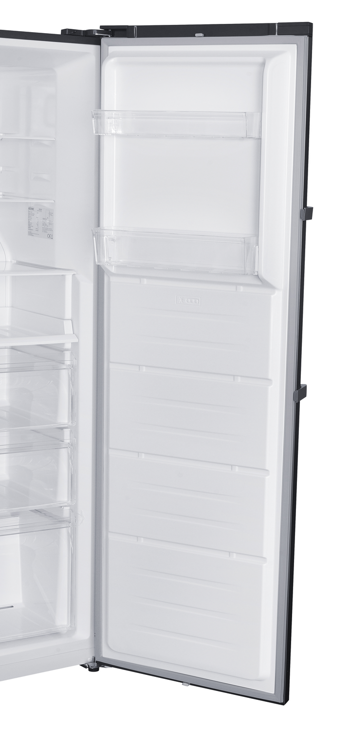 Puerta de refrigerador abierta. Interior blanco con estantes, cajones y compartimentos del congelador. Borde negro. Aislado en blanco.