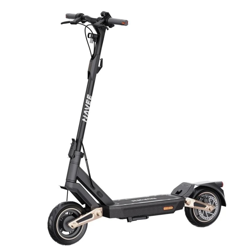Un patinete eléctrico negro con detalles dorados. Tiene manillar, plataforma y dos ruedas. La marca 'NAAVEE' está en el mástil.