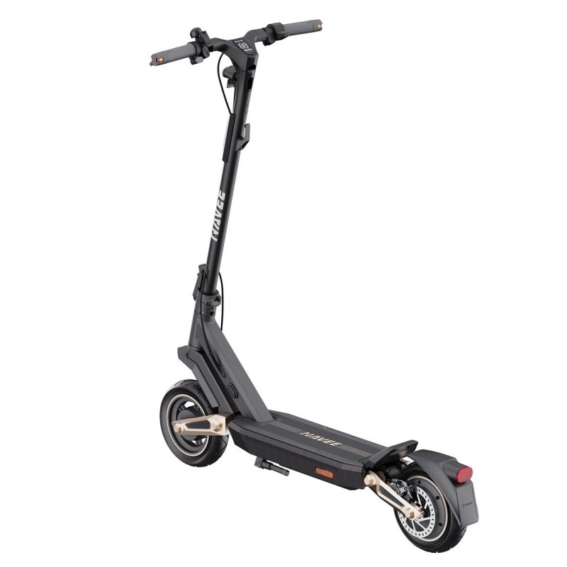 Un patinete eléctrico, negro y gris, sobre fondo blanco. El manillar tiene empuñaduras grises, y la plataforma, la marca 'NAVEE'.