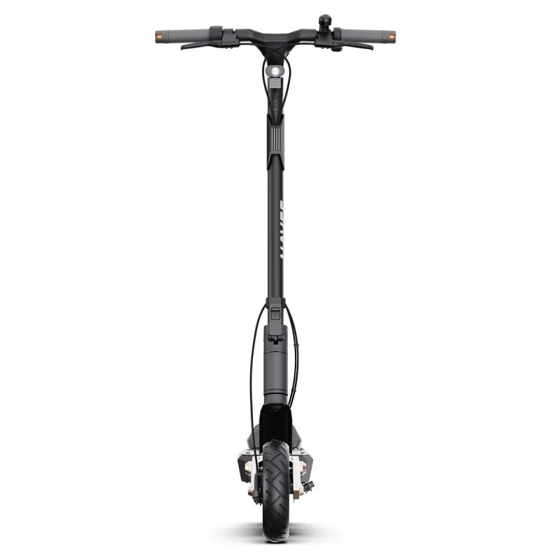 Un patinete eléctrico negro, visto de frente, está centrado sobre un fondo blanco. Tiene un tallo alto, manillar y una rueda delantera.