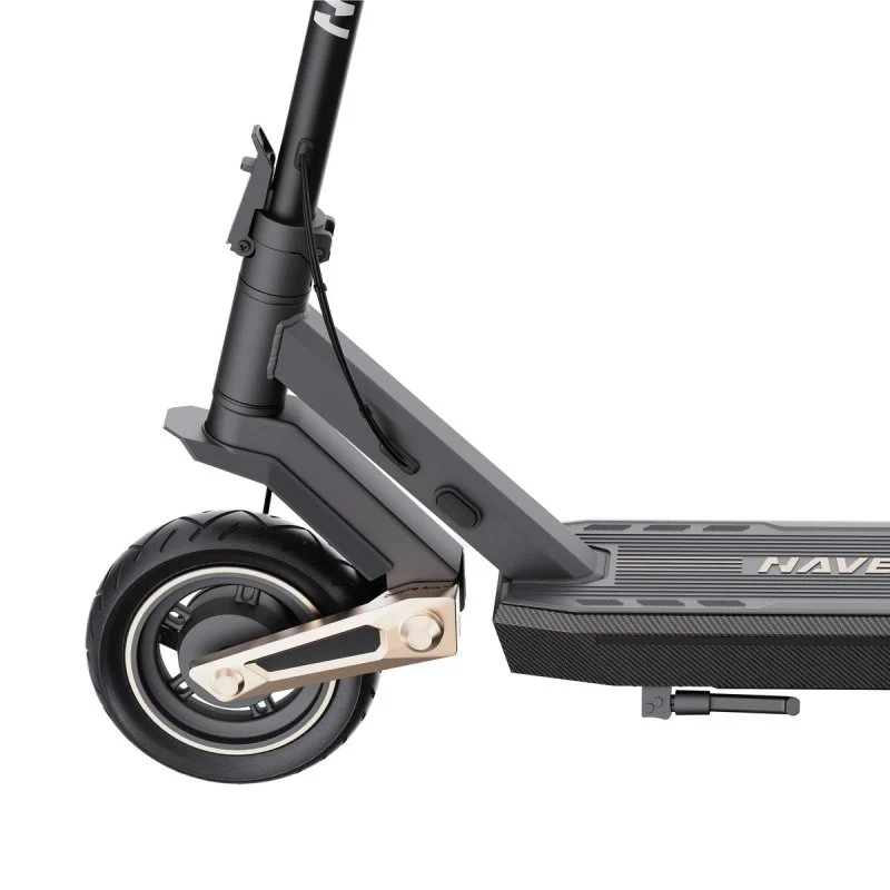 Primer plano de un patinete eléctrico. Se ven la rueda delantera y la plataforma. El patinete es negro y gris con detalles plateados.