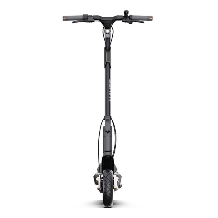 Un patinete eléctrico negro con manillar recto. El patinete tiene una rueda delantera y un poste largo.