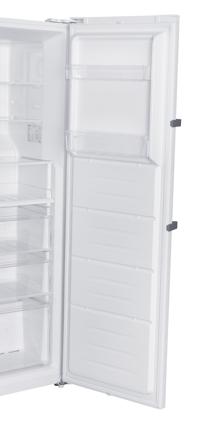 Refrigerador blanco abierto. Estantes visibles, contenedores transparentes. Puerta del congelador abierta con estantes. Fondo blanco.
