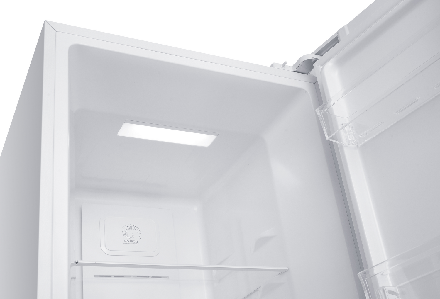 Vista interior de un refrigerador blanco. Tiene luz, estantes y una etiqueta 'No Frost'.