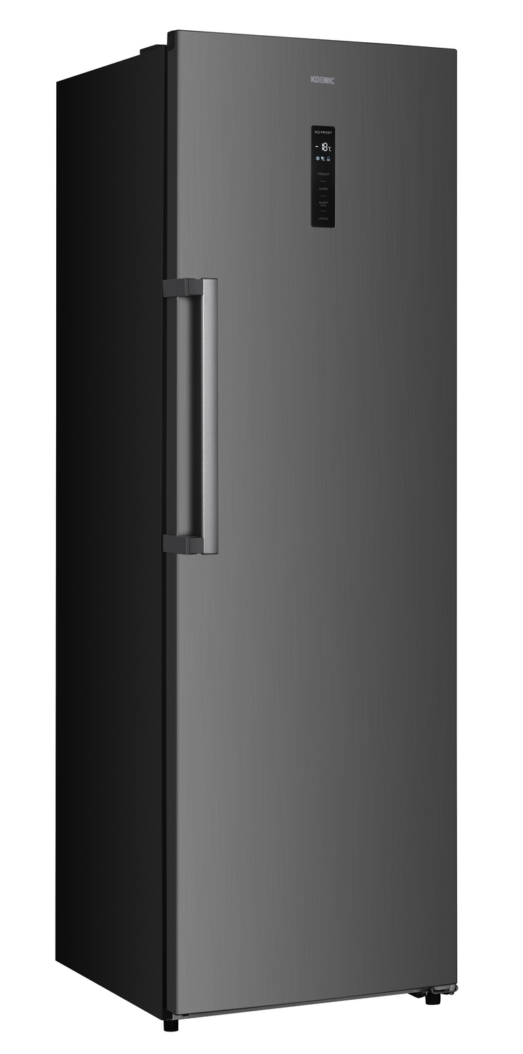 Un congelador Koenic gris oscuro está de pie. Tiene un asa, una pantalla digital y la puerta está cerrada.