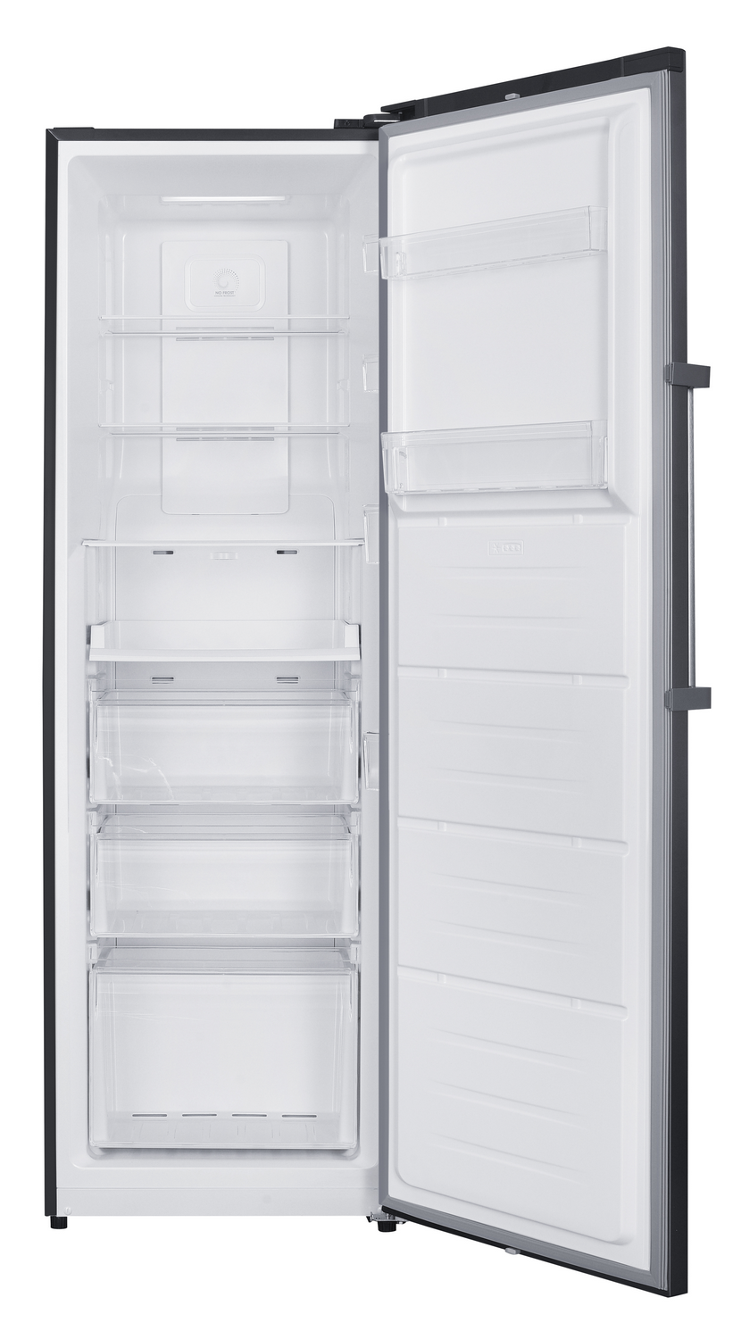 Refrigerador negro abierto. En el interior hay estantes y cajones transparentes. La puerta está abierta.