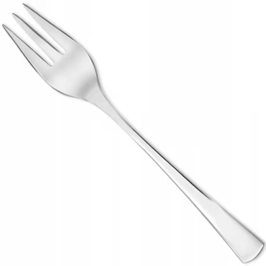 Srebrny widelec z trzema zębami. Jest ustawiony pod kątem na białym tle. Widelec jest elegancki i nowoczesny.