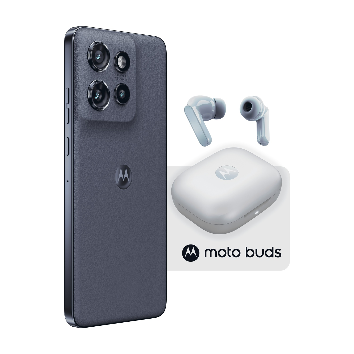 Uno smartphone grigio scuro, auricolari e custodia di ricarica. Il telefono ha più fotocamere. Gli auricolari e la custodia sono grigio chiaro. Il marchio è moto buds.