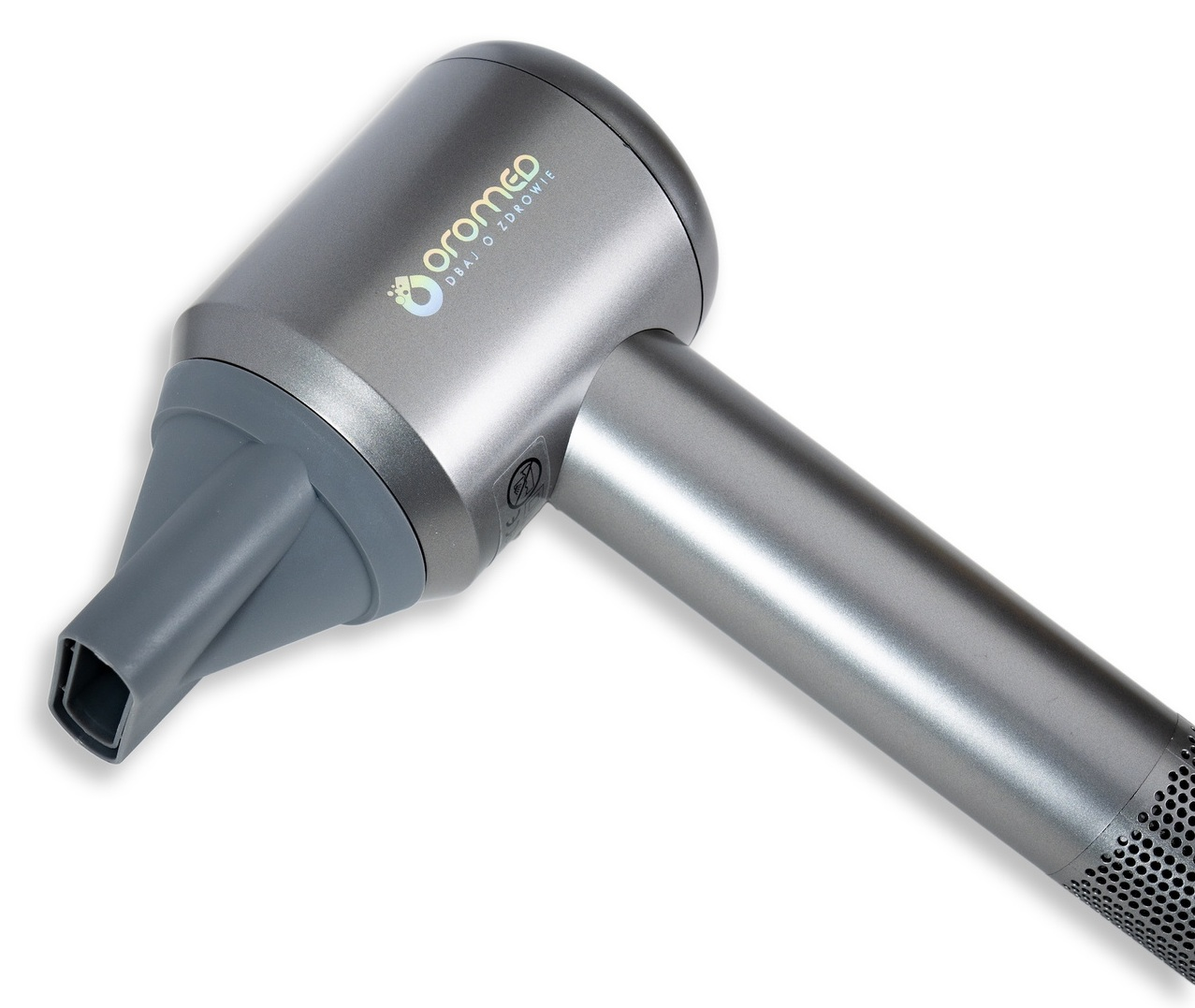 Srebrna suszarka do włosów na białym tle. Ma prostokątną dyszę i cylindryczny uchwyt. Widoczna jest nazwa marki.