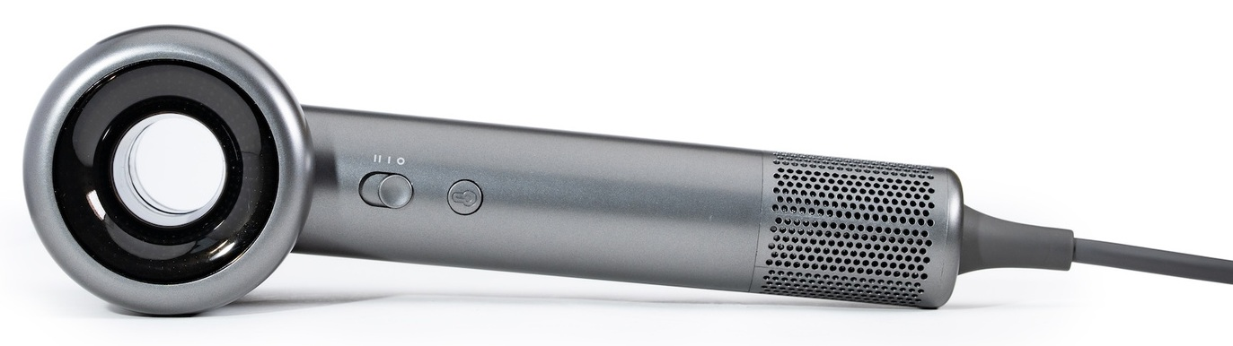 Szara suszarka do włosów z okrągłą głowicą i perforowaną częścią na uchwycie. Na białym tle.