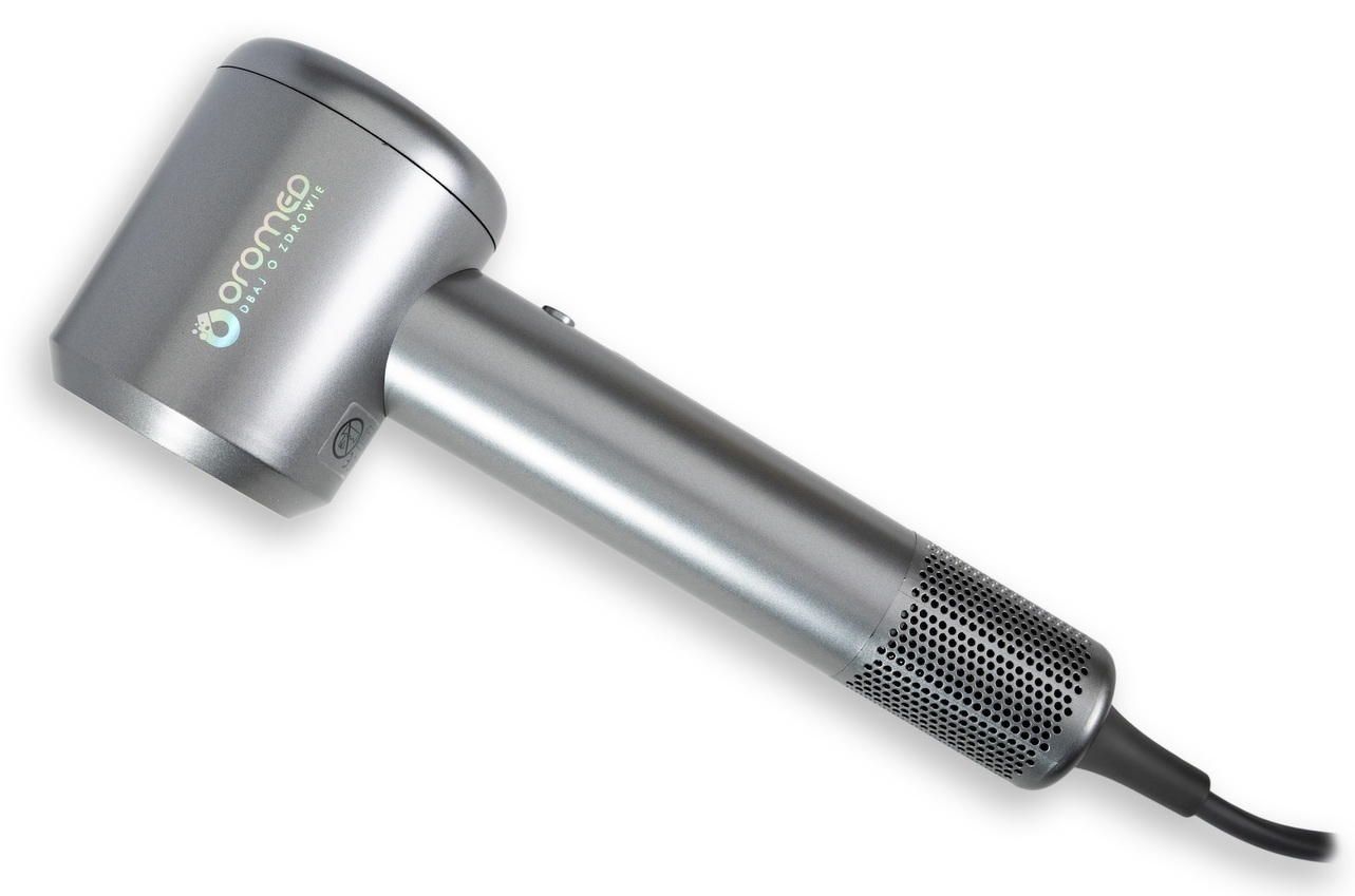 Srebrna suszarka do włosów na białym tle. Ma długą rączkę, okrągłą głowicę i czarny przewód zasilający.