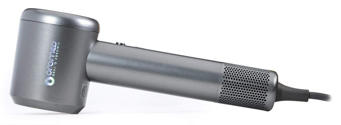 Szara suszarka do włosów na białym tle. Ma zaokrągloną głowicę, długi uchwyt i perforowaną dyszę.