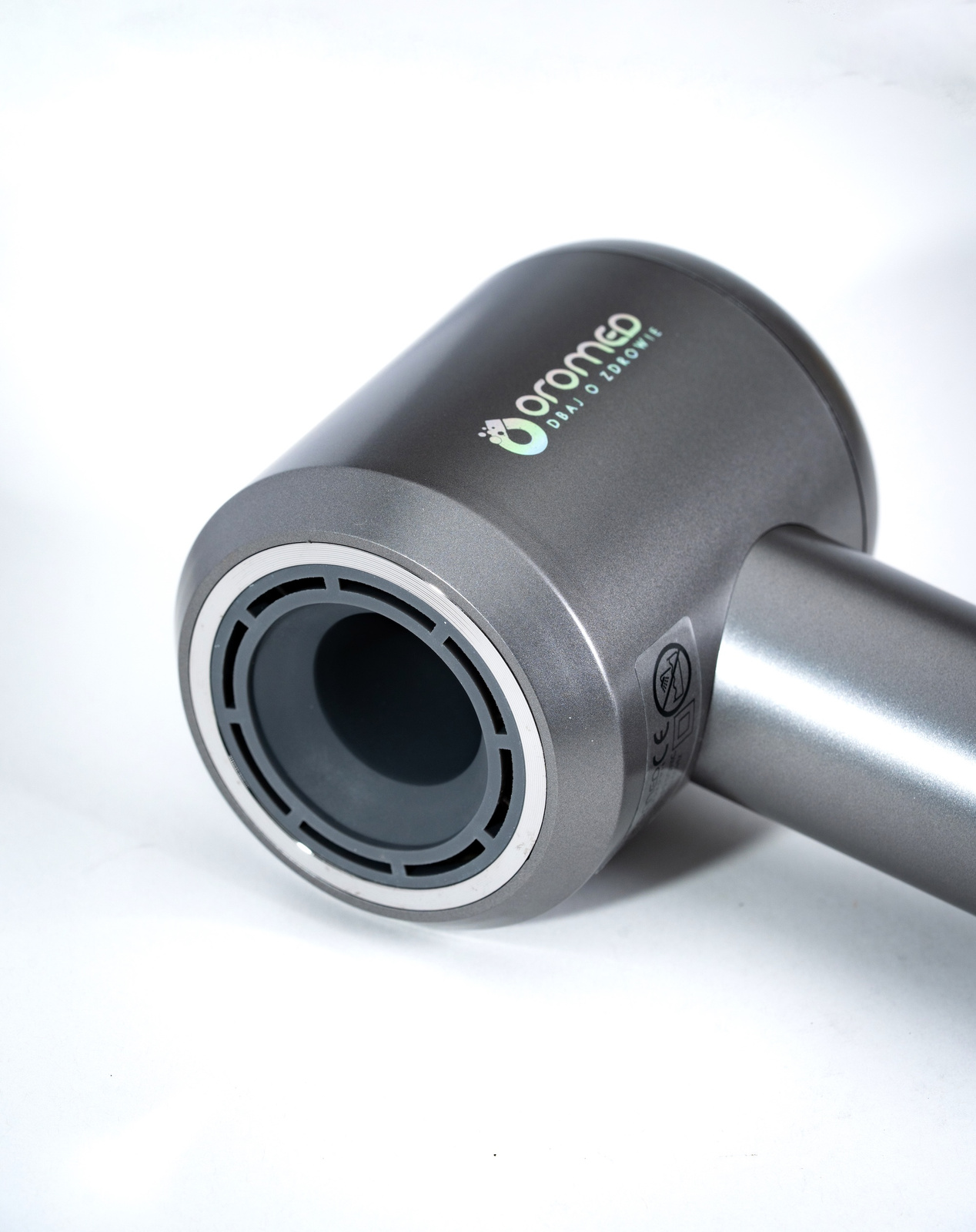 Szara suszarka do włosów z marką 'aromeo' na białym tle.