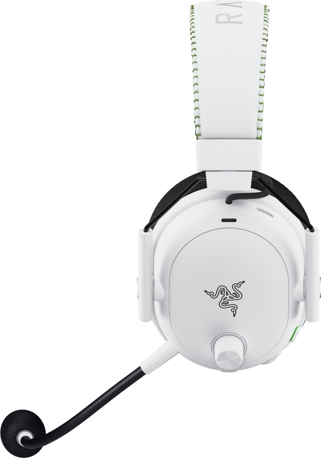 Casque de jeu Razer blanc avec un microphone noir. Le bandeau a des coutures vertes et le logo Razer. Les coussinets sont blancs.