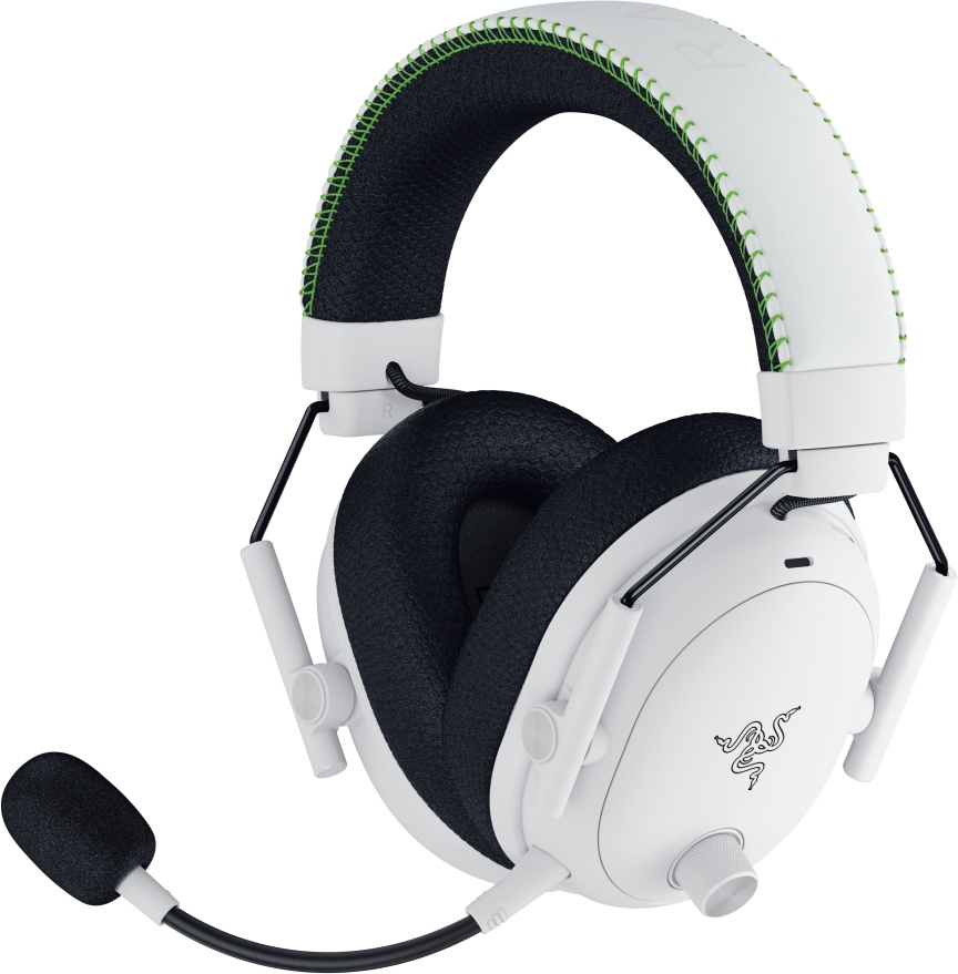 Casque de jeu blanc avec coussinets noirs et micro. Détails de couture verts sur l'arceau.