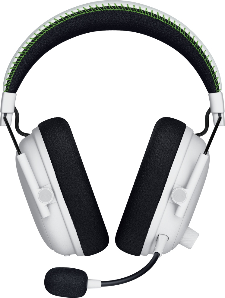 Casque de jeu blanc et noir avec des coutures vertes sur l'arceau et un microphone. Isolé sur fond blanc.