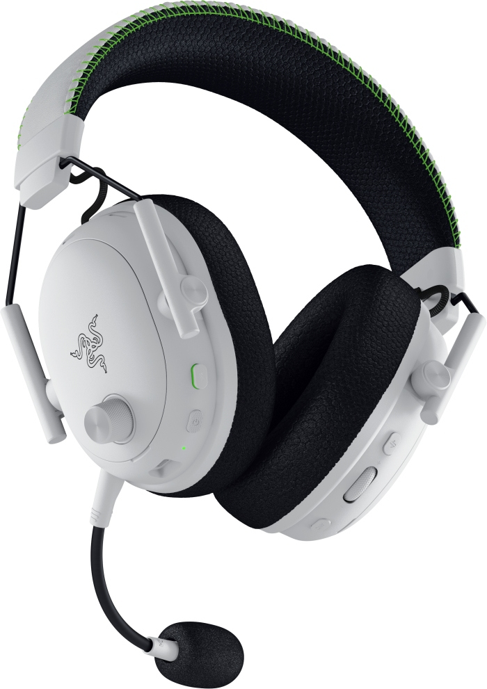 Casque de jeu blanc et noir. Comprend un microphone, des oreillettes et un serre-tête réglable avec des coutures vertes.