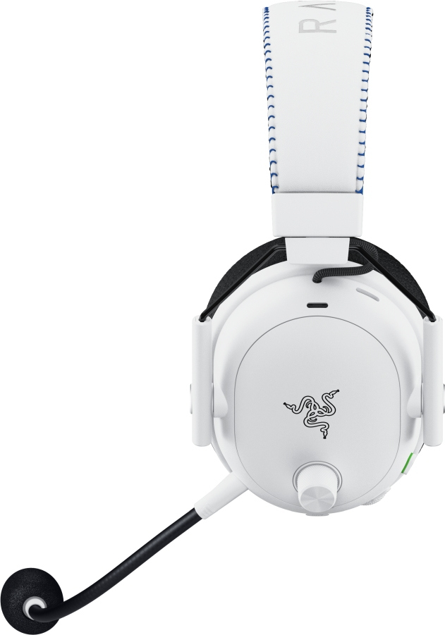 Weißes Razer-Gaming-Headset mit schwarzem Mikrofon. Verfügt über Razer-Logo und blaue Nähte. Isoliert auf weißem Hintergrund.