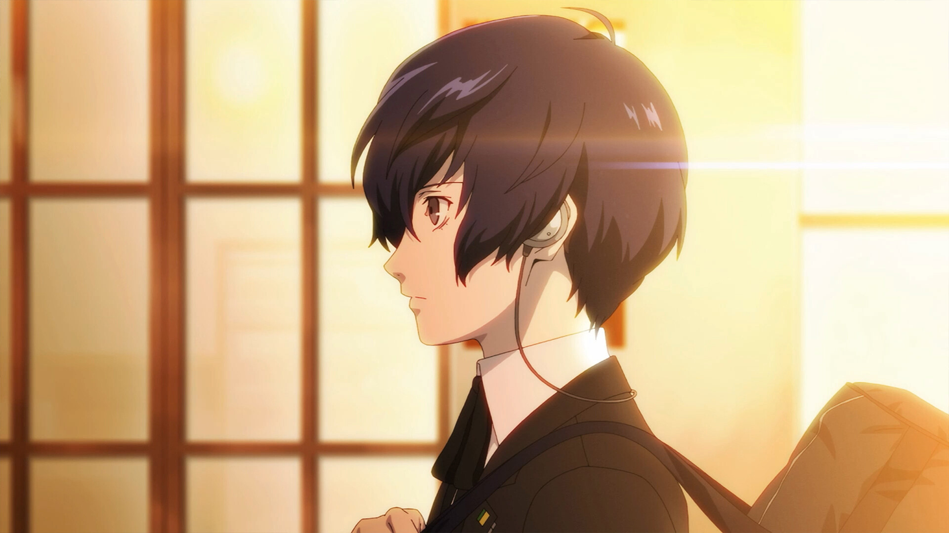 Personnage d'anime de profil, cheveux foncés, portant un écouteur, costume noir et tenant un sac. Doux soleil en arrière-plan.