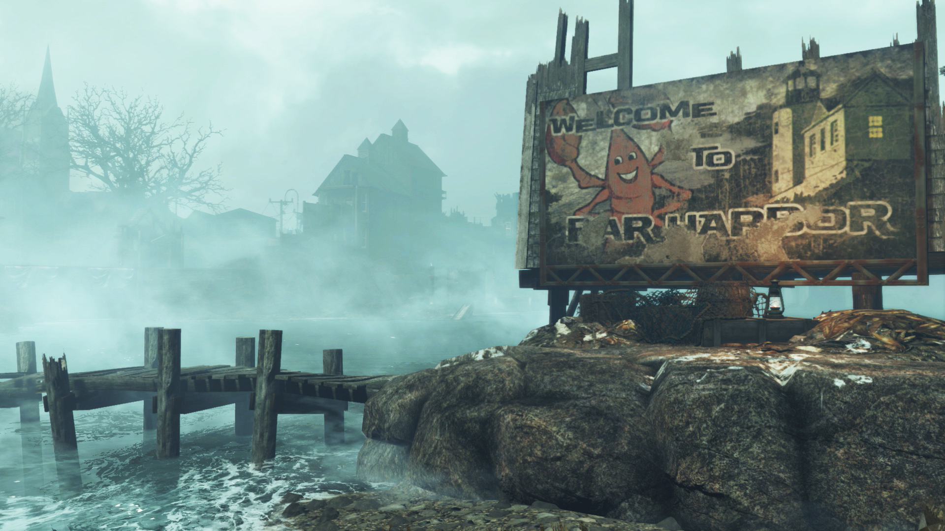 Un panneau usé indique 'Welcome to Far Harbor' avec un homard de dessin animé. Une jetée en bois s'étend dans l'eau brumeuse.
