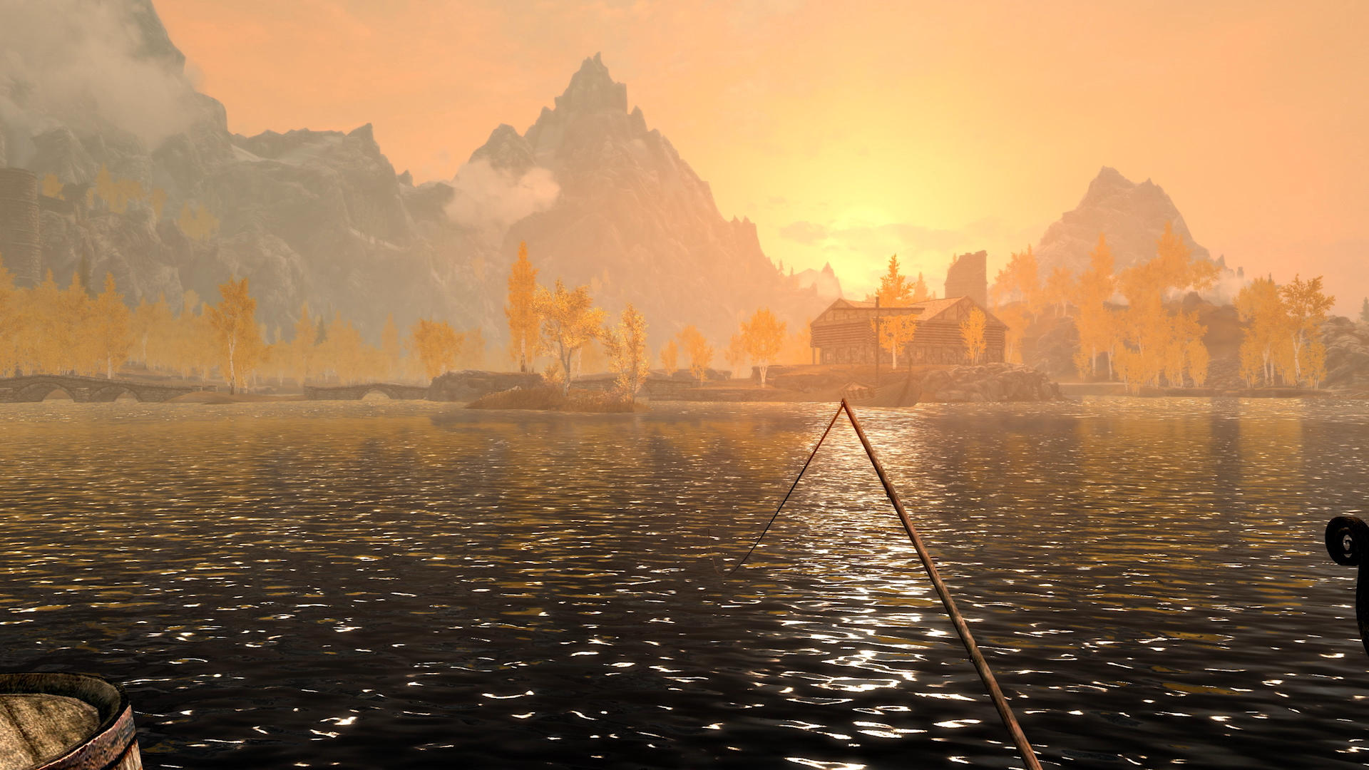 Scena di pesca al tramonto. Un lago con acqua calma riflette il cielo. Montagne e alberi circondano un piccolo villaggio. Una canna da pesca è in vista.