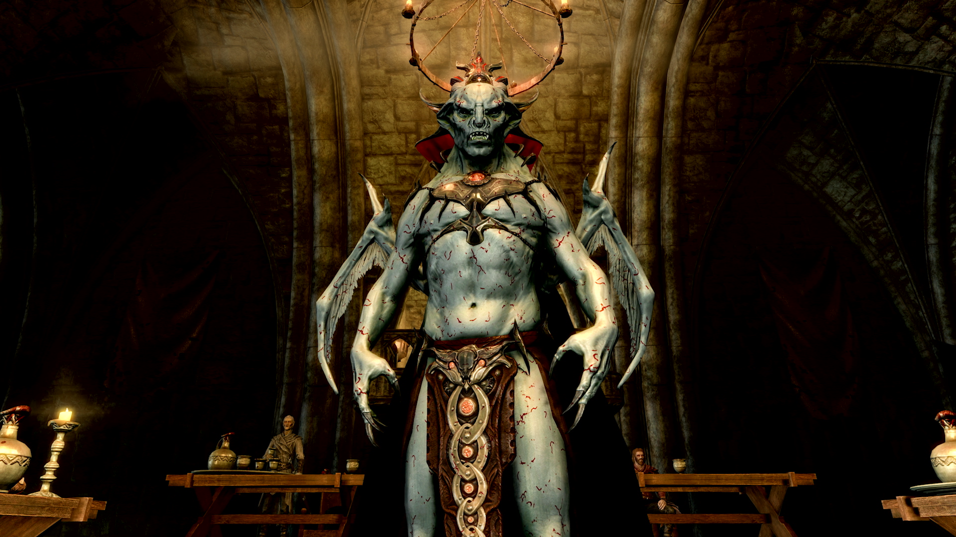 Una figura demoniaca con le ali si trova in una sala gotica. Ha la pelle pallida, segni rossi e indossa un'armatura ornata. Tavoli con persone sullo sfondo.