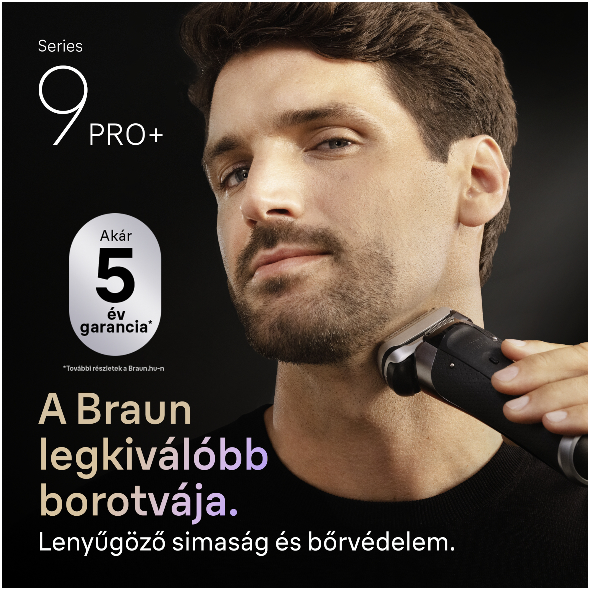 Egy férfi fekete-ezüst elektromos borotvával borotválja a szakállát. A kép a Braun Series 9 PRO+-t népszerűsíti.
