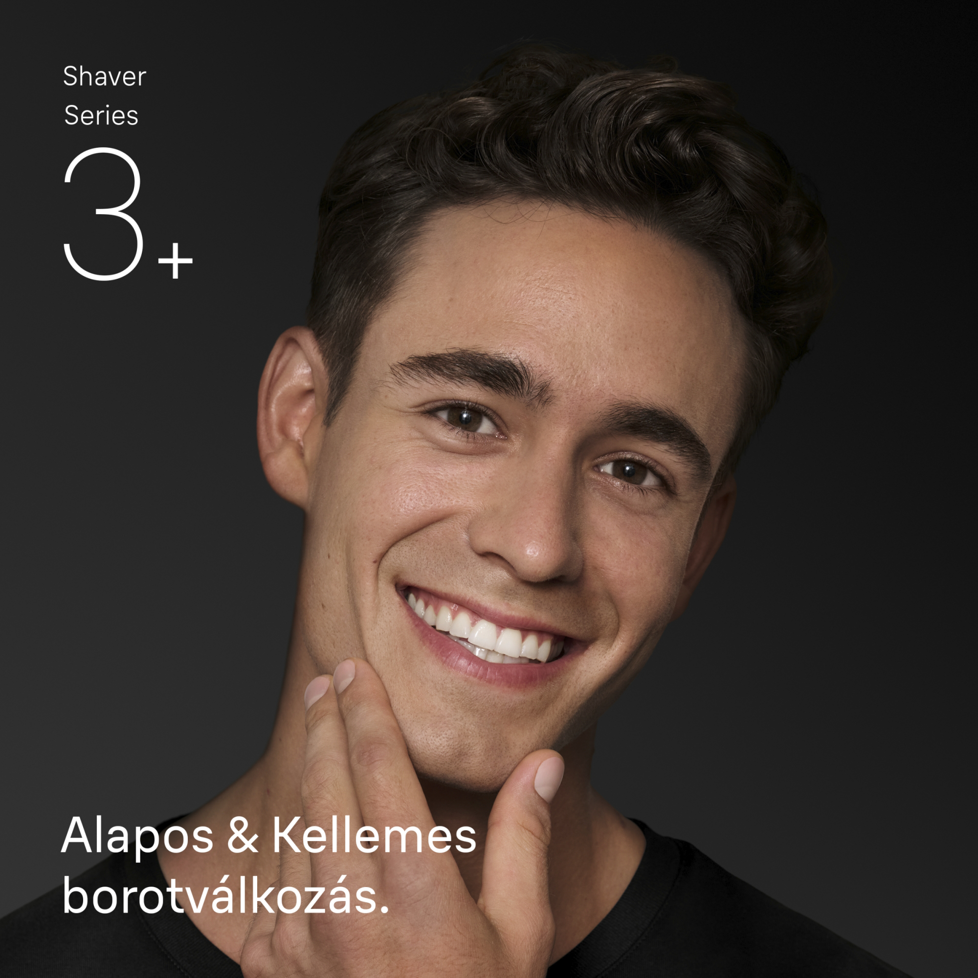 Mosolygó férfi a kezével érinti az arcát. Shaver Series 3+ felirat felül, és "Alapos & Kellemes borotválkozás" szöveg.