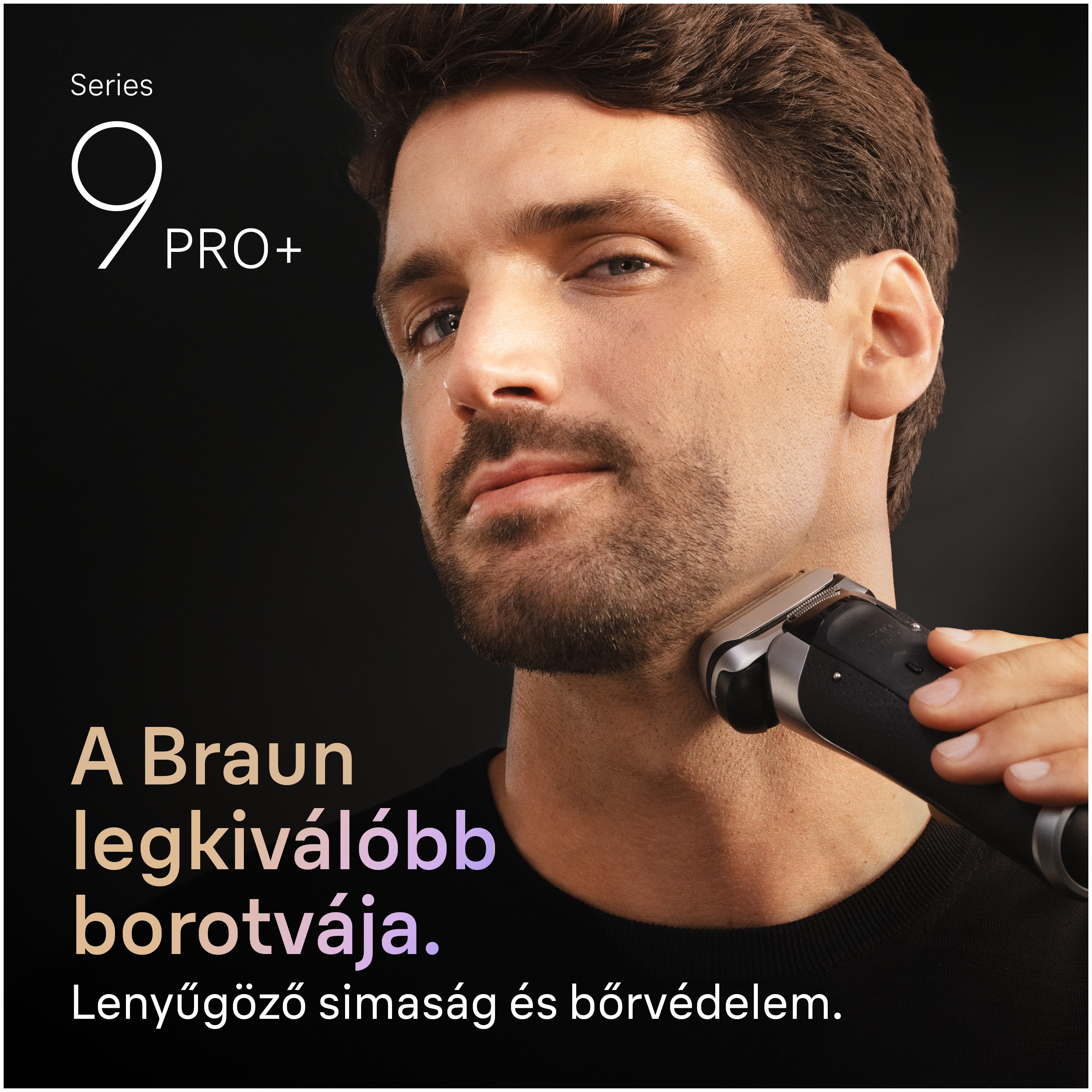 Egy férfi fekete elektromos borotvával borotválja a nyakát. A szöveg a tetején a 9-es sorozat Pro+. A Braun legjobb borotvája.