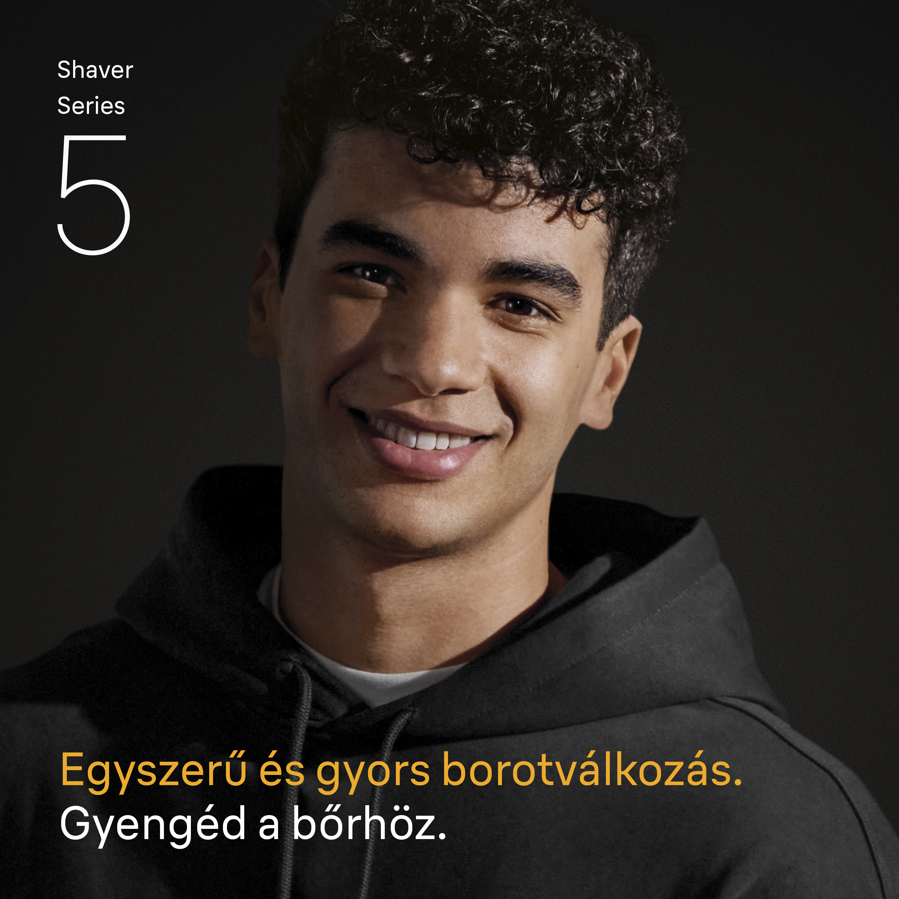 Egy mosolygó férfi fekete kapucnis pulóverben. Szöveg: Shaver Series 5. Szöveg: Könnyű és gyors borotválkozás.